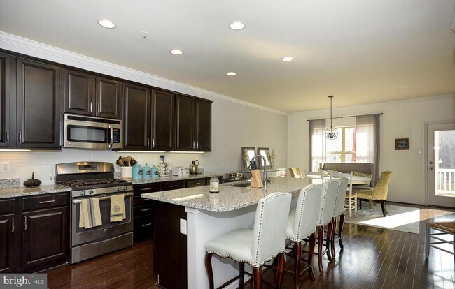 Building Photo - 121 Nandina Ln