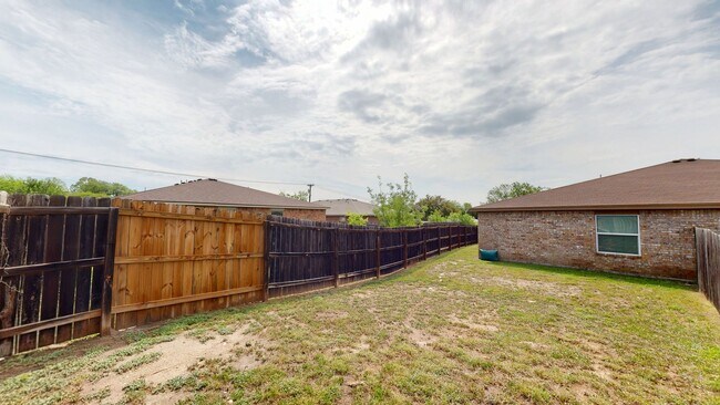 Building Photo - $1,395 + 2 WEEKS RENT!!