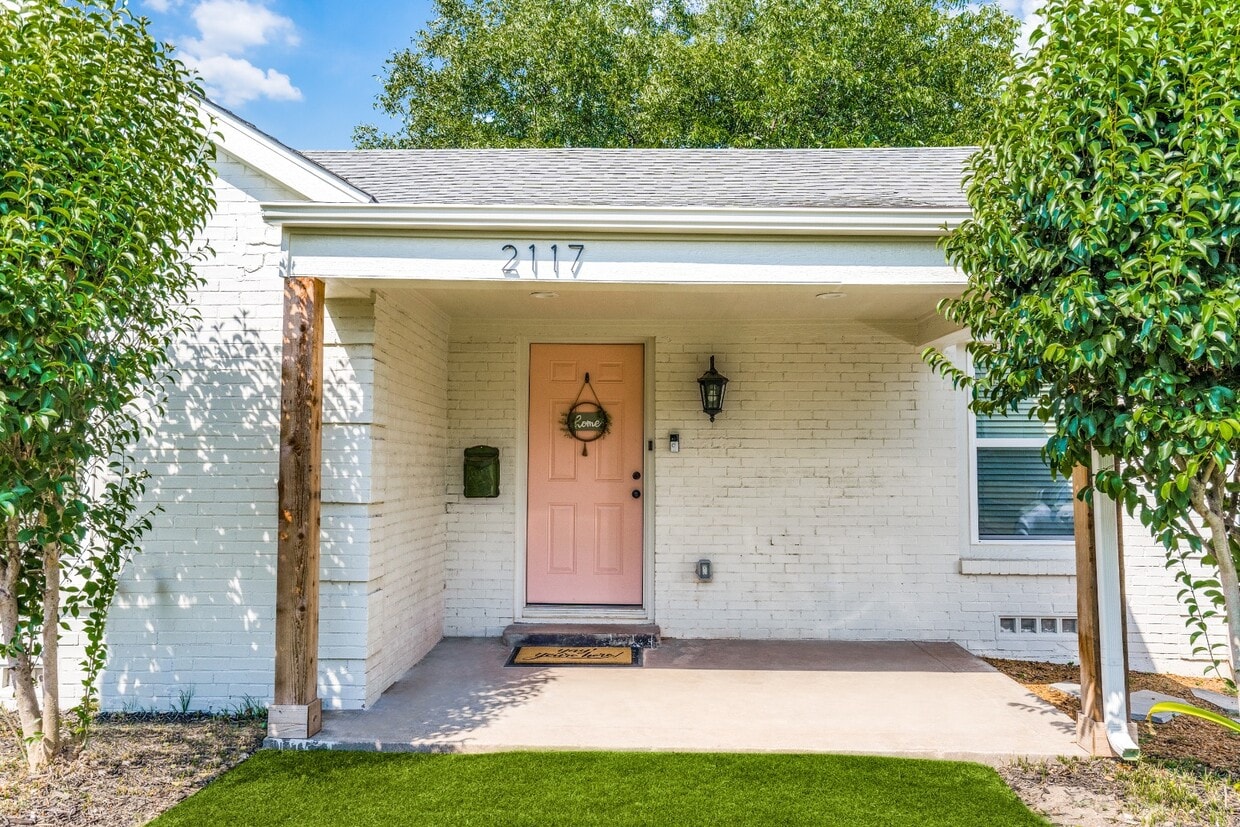 Primary Photo - 2117 Berwick Ave