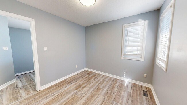 Photo du bâtiment - SPACIOUS THREE BEDROOM UPPER UNIT FOR RENT
