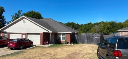 Building Photo - 1430 Shoshoni Trail
