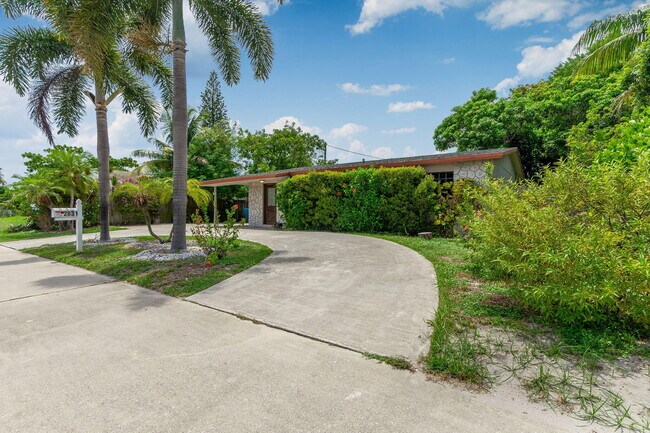 Building Photo - 2831 N Seacrest Blvd