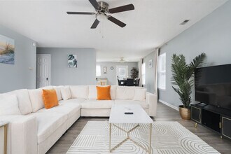 Building Photo - 2135 Shadowbrook Dr