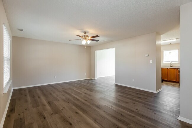 Building Photo - 3064 Parade Ln SW