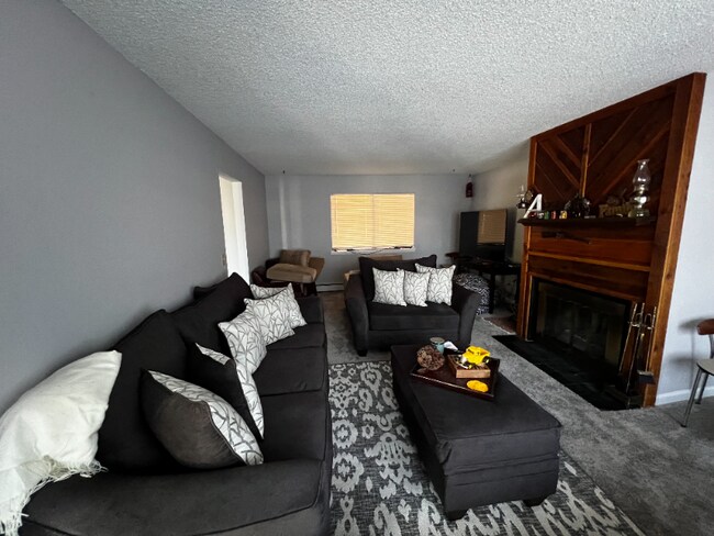 Foto del edificio - 593 Redwing Ln