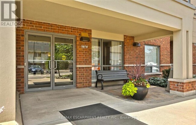 Building Photo - 5070 Fairview St