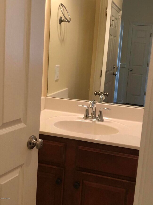 Building Photo - 2205 Dovedale Dr