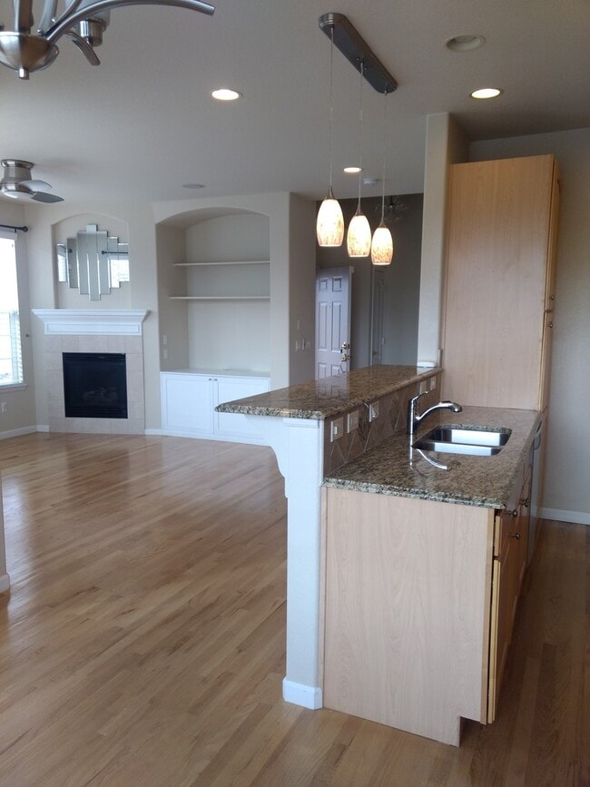 Building Photo - 2 bed/3 bath with spacious finished basement!