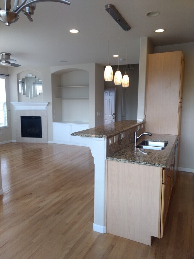 Foto del edificio - 2 bed/3 bath with spacious finished basement!