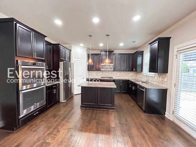 Building Photo - 5-Bed/3-Bath/ Pet Friendly/ Available Now!