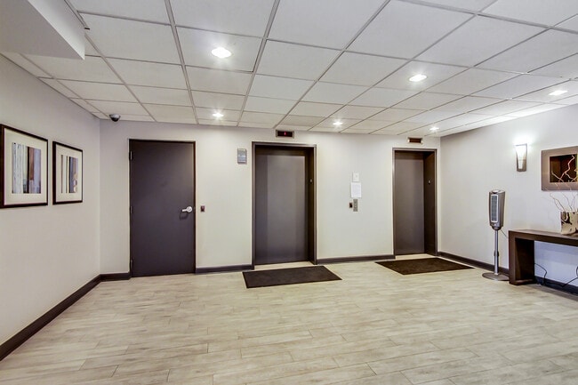 Building Photo - 680 N Green St