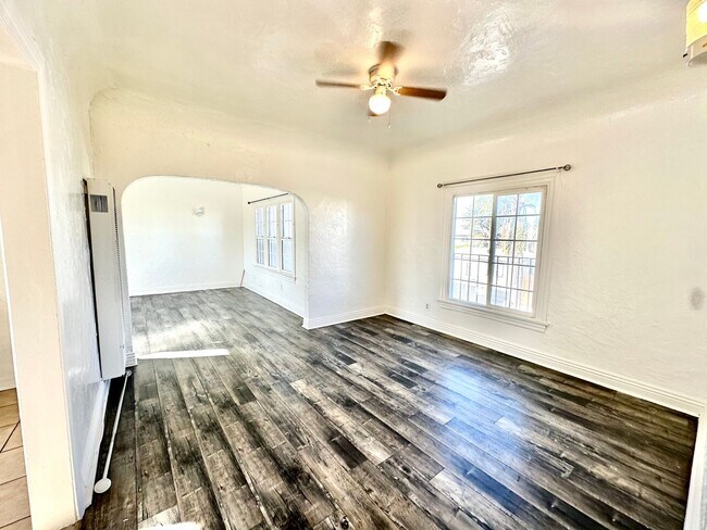 Building Photo - Mid-City Top Floor 2 Bedroom 1 Bath Gem
