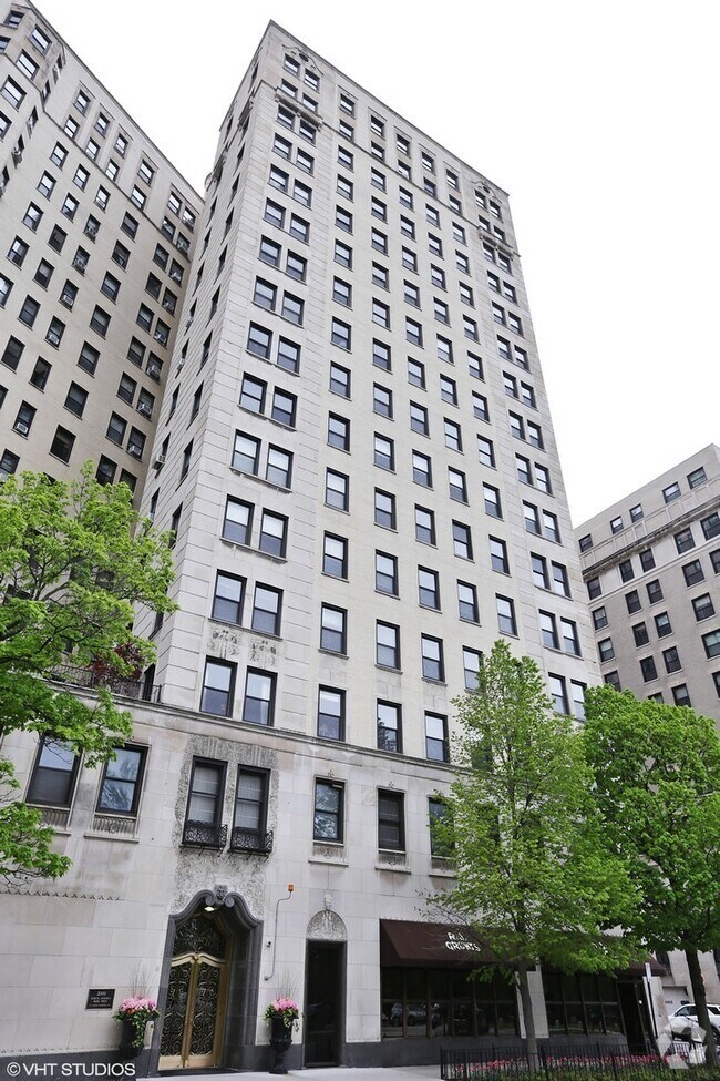 Building Photo - 2000 N Lincoln Park W