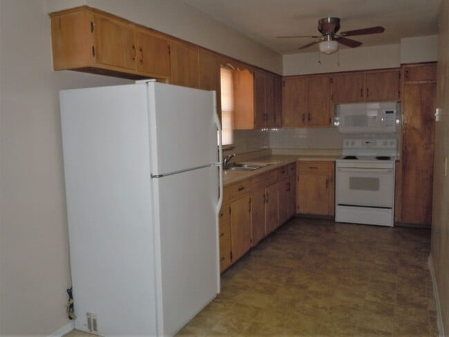 Building Photo - Three Bedroom 2 Bath Brick Home with 2 Car...