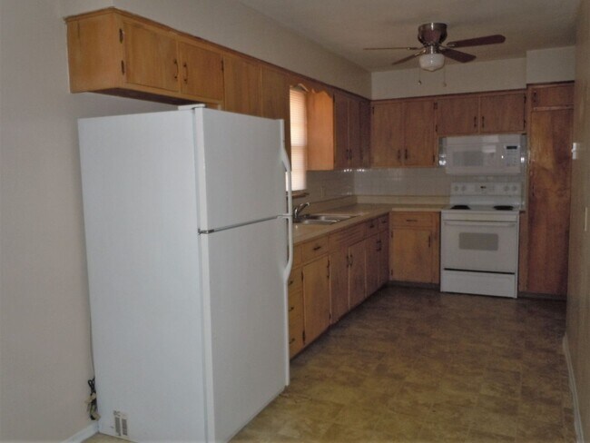 Foto del edificio - Three Bedroom 2 Bath Brick Home with 2 Car...