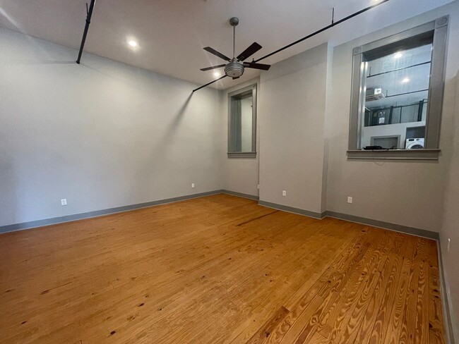 Foto del edificio - Large Downtown Studio Loft - Parking Inclu...