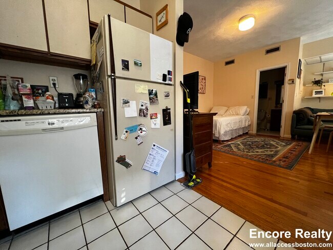 Building Photo - 92 Gordon St