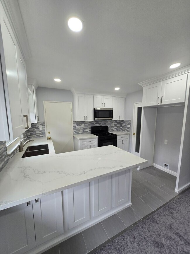Building Photo - Updated 2-bedroom Apartment, Nestled in th...