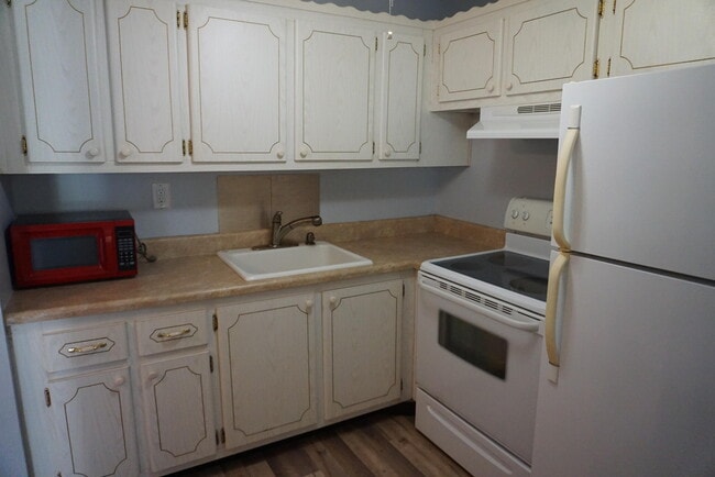 Building Photo - 202 Andover H