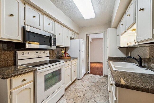 Building Photo - 482 N Post Oak Ln