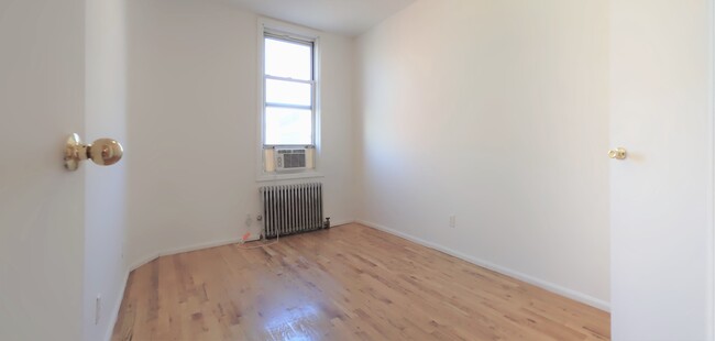 Building Photo - 551 Graham Ave
