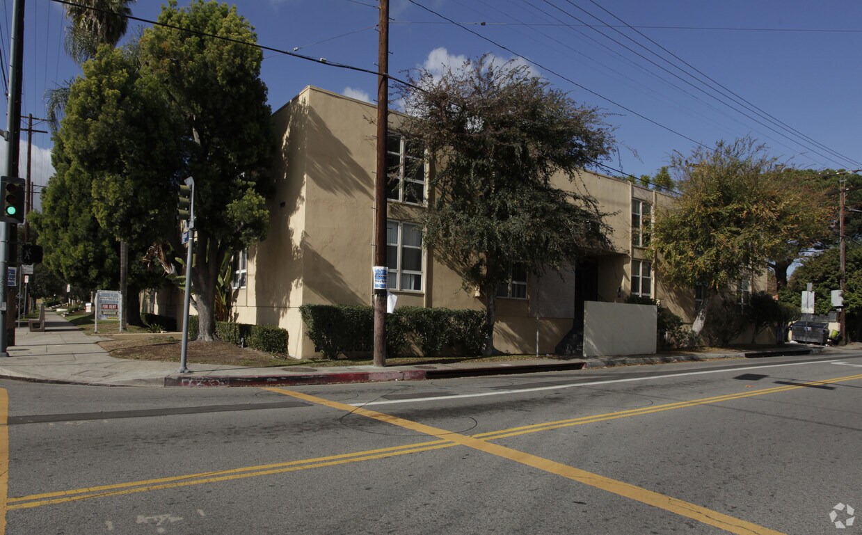 Building Photo - 13101 Oxnard St