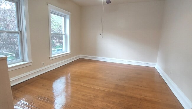 Building Photo - 933 Hinman Ave