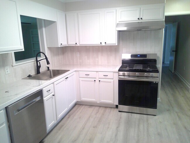 Foto del edificio - JUST REDUCED!!! PLUS****MOVE IN SPECIAL***...