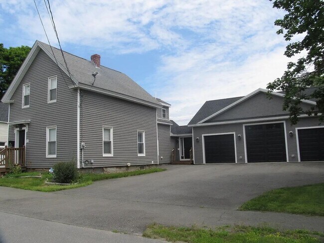 Building Photo - 3 Bedroom Single Family Home in Bangor