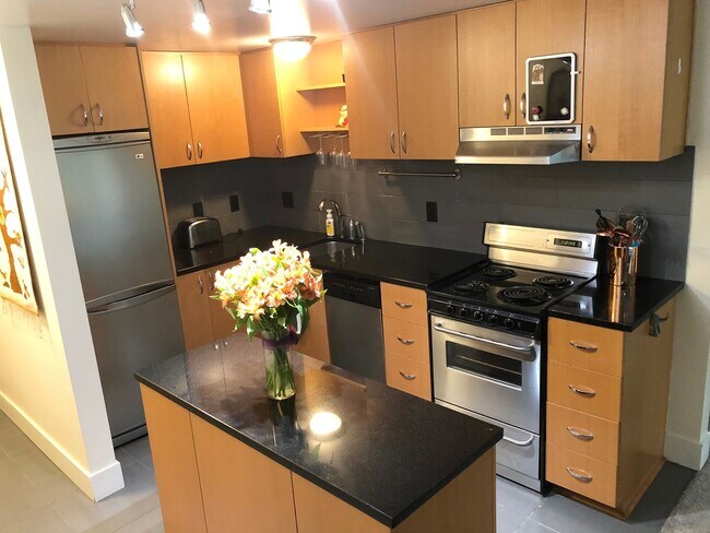 Building Photo - 1 Bedroom Furnished Condo in Lake Oswego! ...