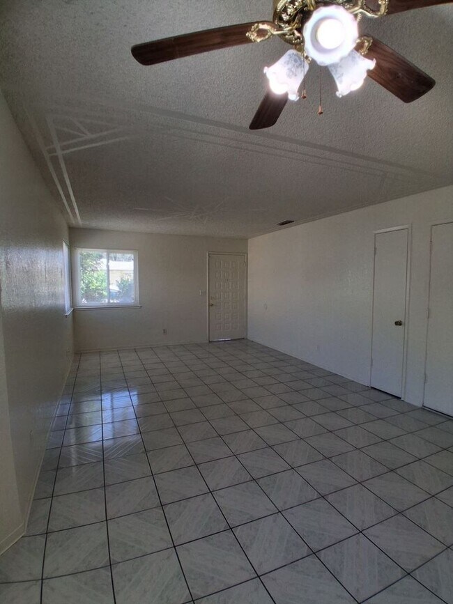 Foto del edificio - 5083 W Ashcroft Ave