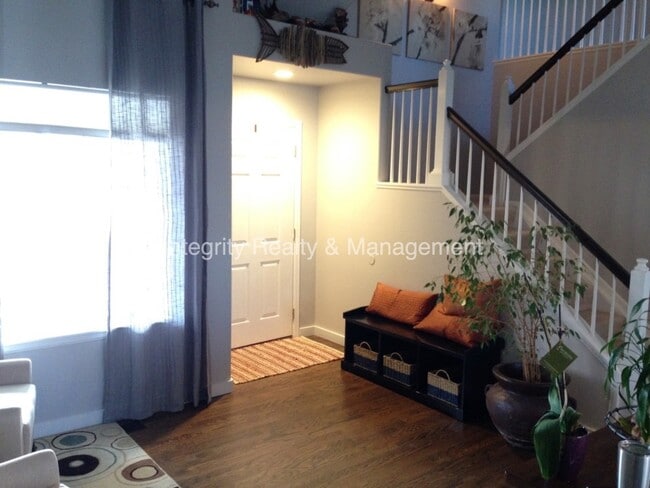 Building Photo - 305 Dunhill St