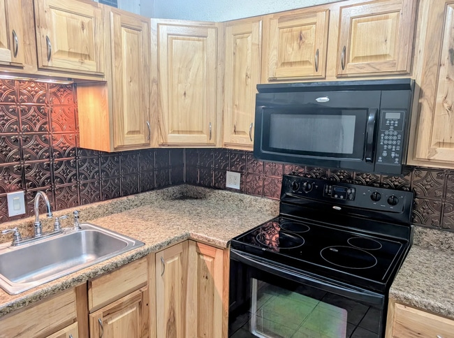 Building Photo - Spacious 1BR Condo – Pool Access & Utilities