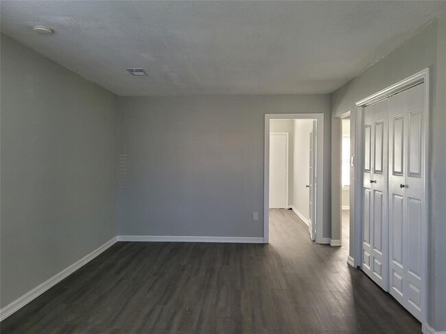 Building Photo - 7642 Greendowns St