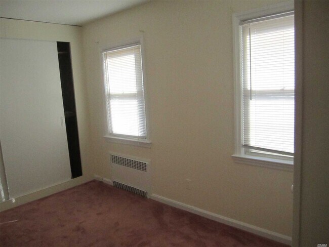 Building Photo - 208 Cedar St