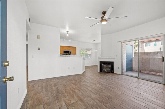 Foto del edificio - Charming 2-Bedroom First Floor Featuring Open Layout, Fireplace, Patio & Community Pool