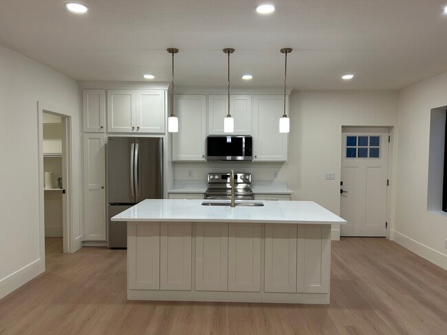 Kitchen - 2621 W Aurora Ave