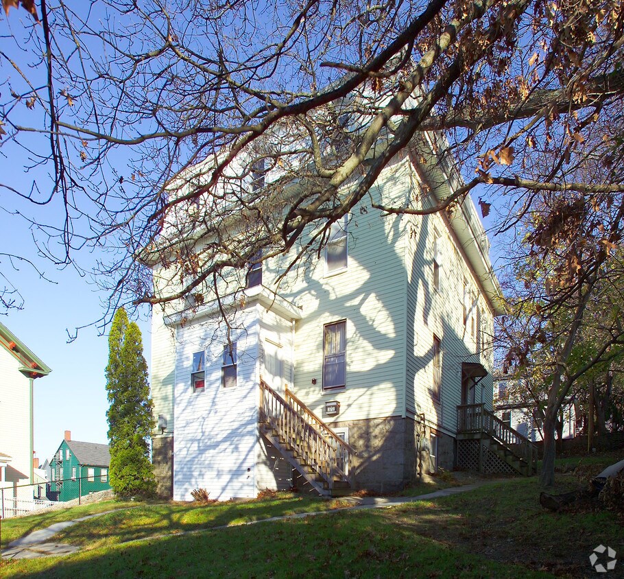 Building Photo - 372 Pine St