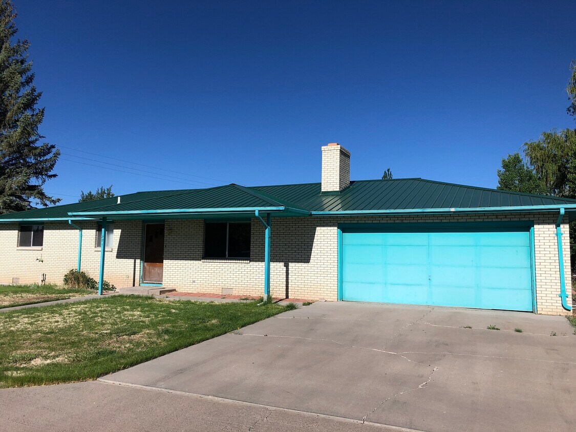 Primary Photo - 701 Duke Dr