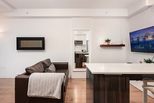 Building Photo - 2108 Boul. Saint-Laurent
