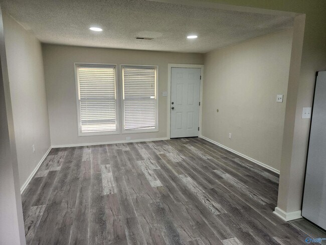 Foto del edificio - 3802 Melody Rd NE