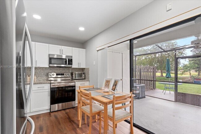 Foto del edificio - 10789 NW 11th St