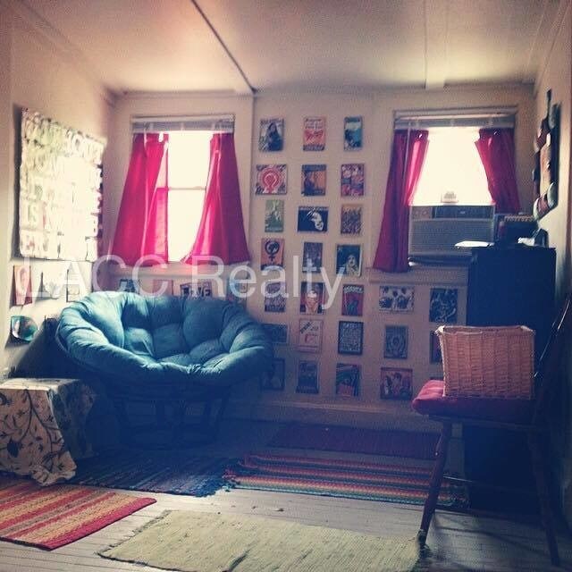 Building Photo - Quaint & quiet bungalow