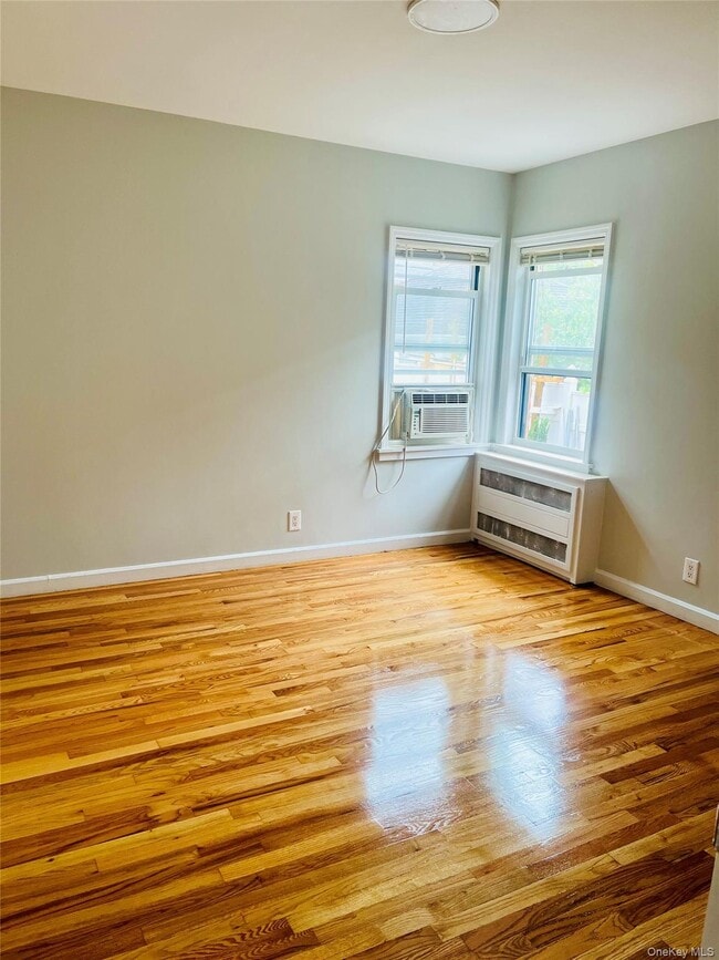 Foto del edificio - 15-42-42 Utopia Pkwy