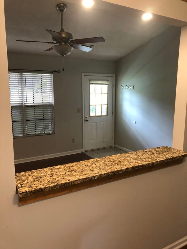 Building Photo - 22 E Meadow Ln