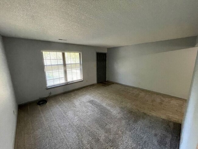 Building Photo - Updated 2 Bedroom / 1 Bathroom in Lee's Su...