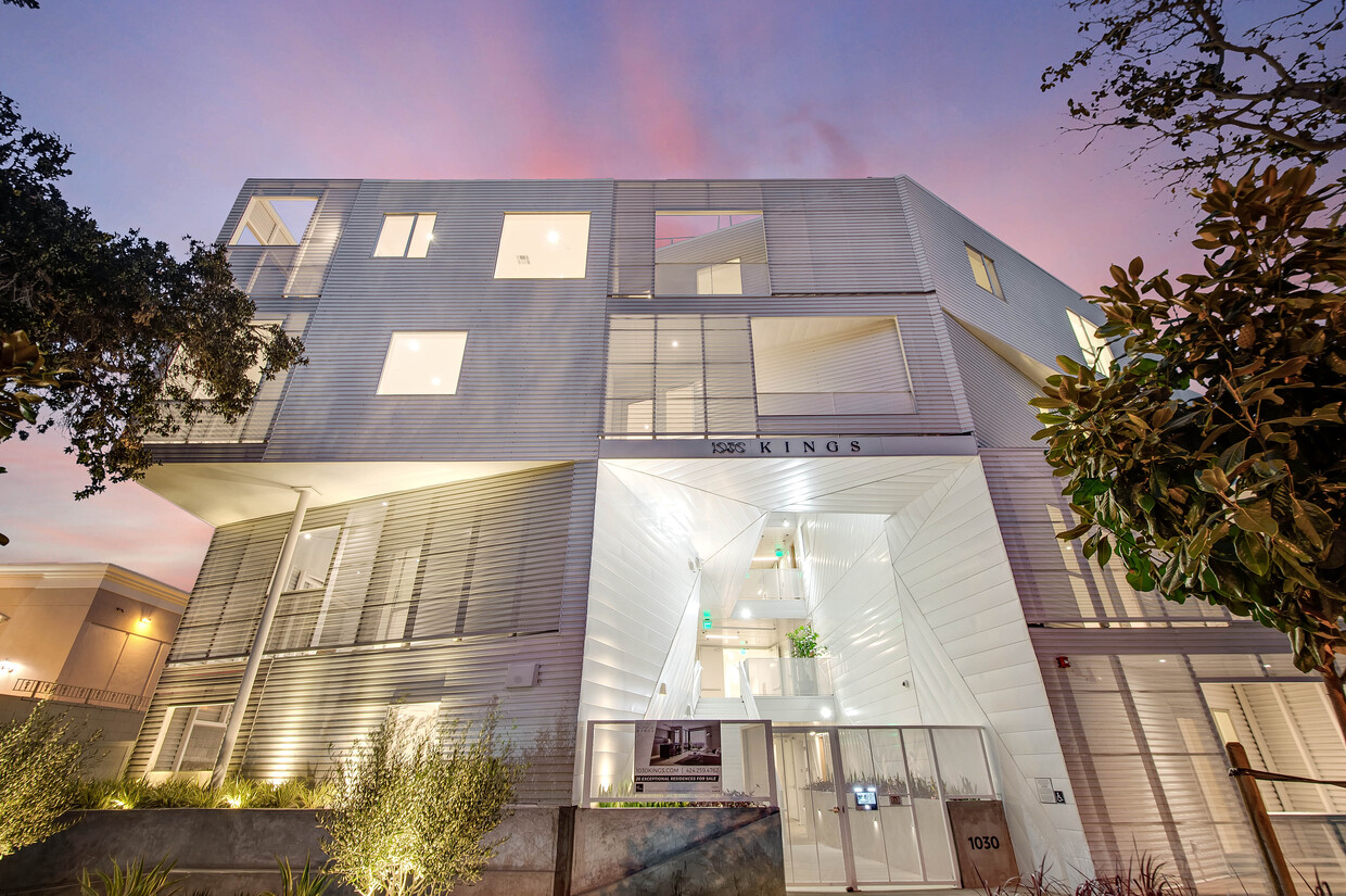 Foto principal - 1030 N Kings Rd
