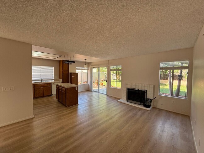 Foto del edificio - Wonderful 4 Bedroom 2-story Townhome in "F...
