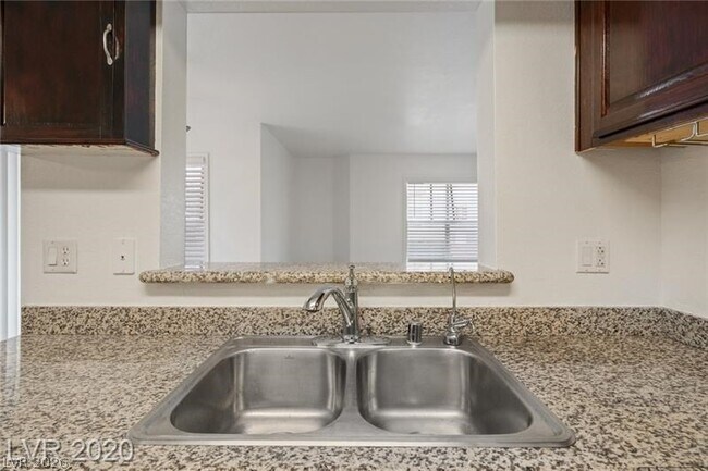 Foto del edificio - 6800 E Lake Mead Blvd
