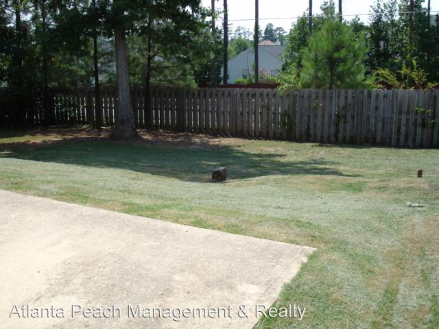Building Photo - 2501 Hillvale Cir